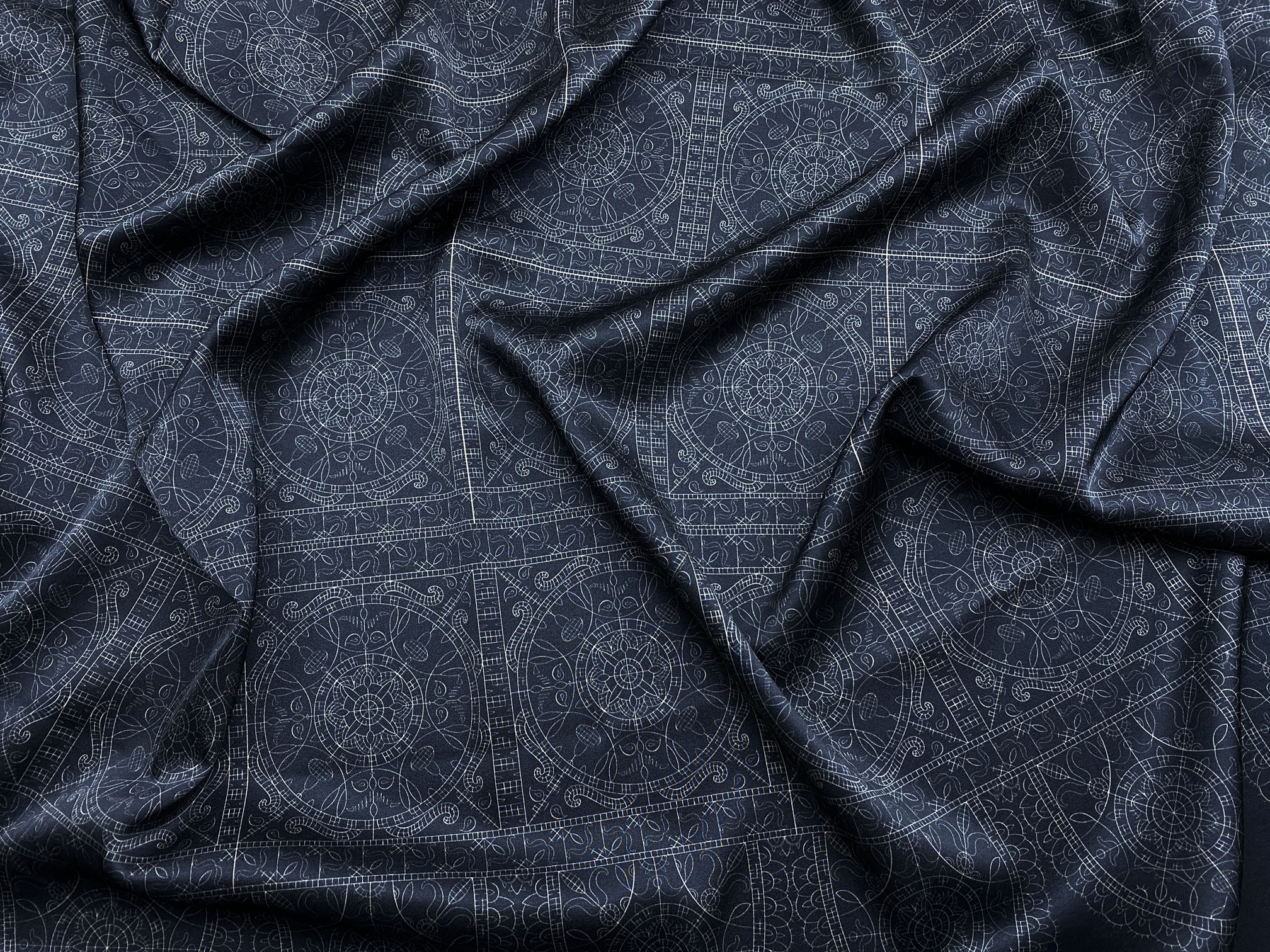 Ткань Шёлк  чёрного цвета с принтом бежевые плитки под кружево 46781 3