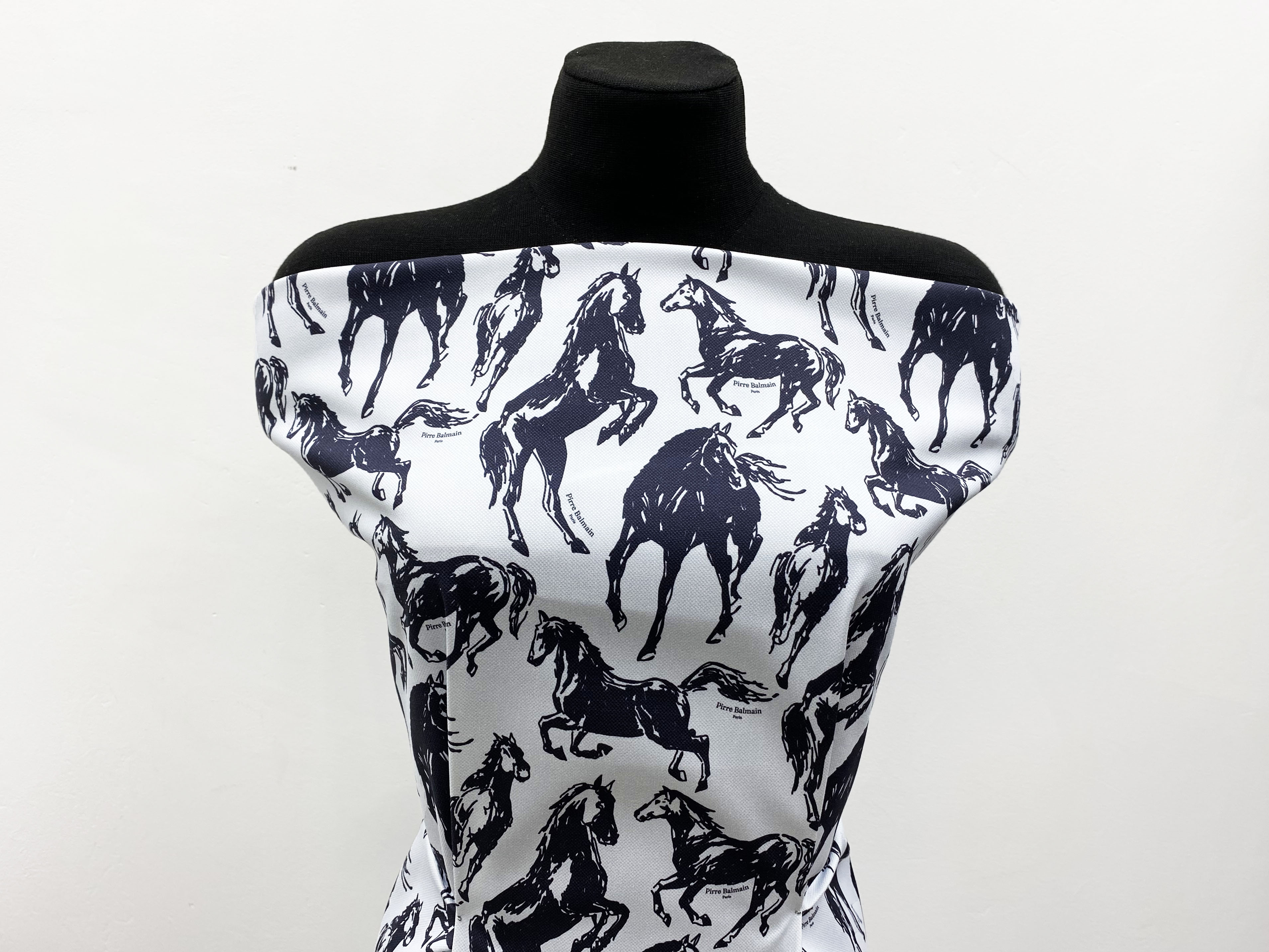 Ткань Пике  светло-голубого цвета с принтом  кони с логотипом  16752 5