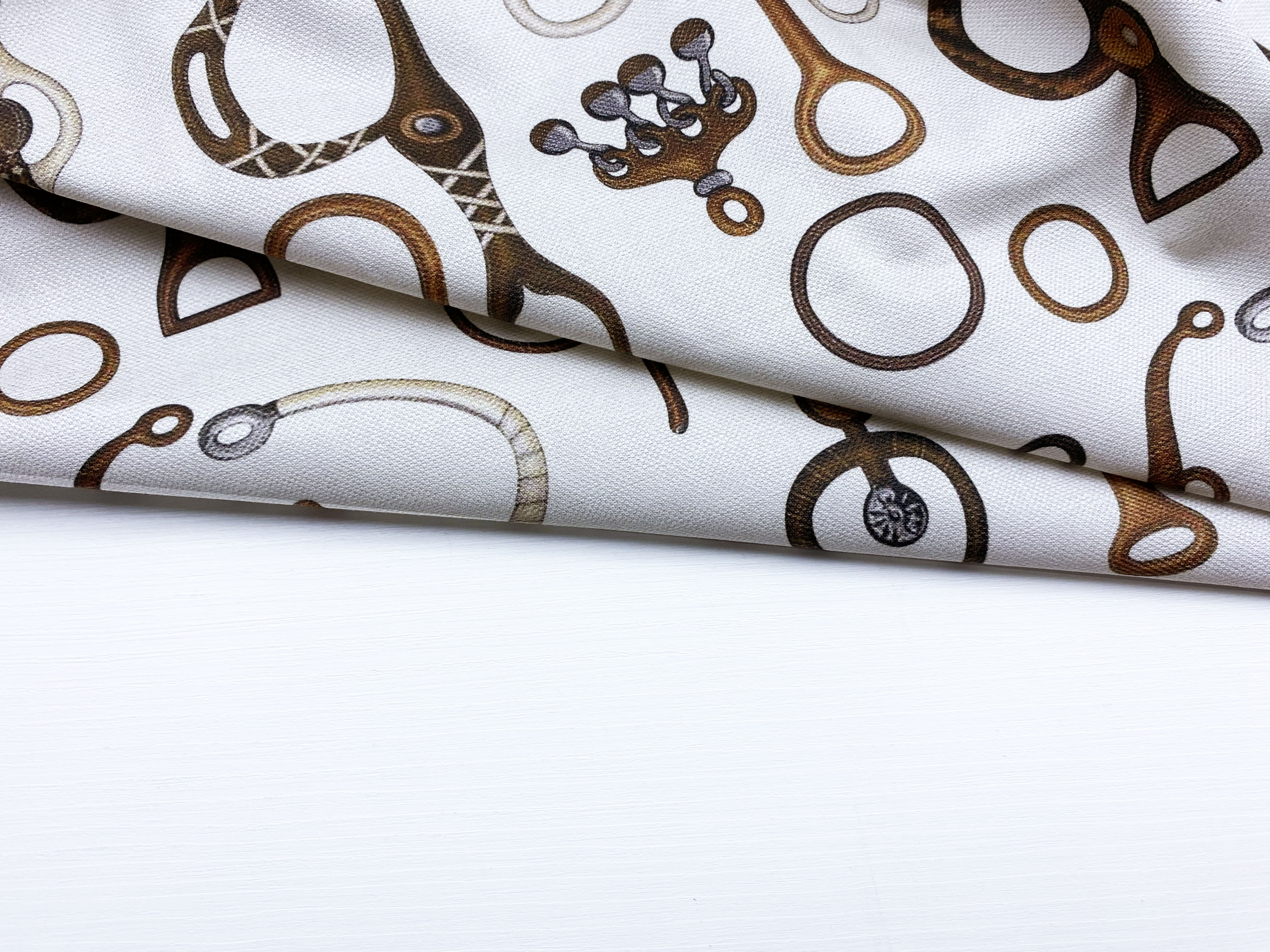 Ткань Пике серо-бежевого цвета с принтом пряжки 16753 4